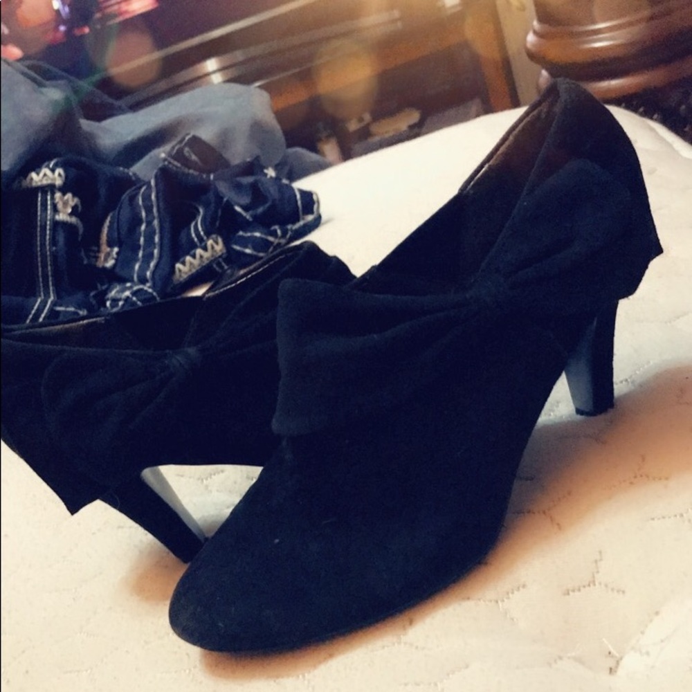 Tahari Swede heels with bow (size: 6 1/2) (Black)